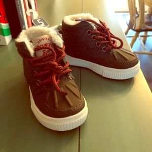 Carters boys high top shoes Size 5 ❄️